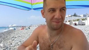 Целый день на пляже, купаемся в море, пляж Сириус на границе с Абхазией.