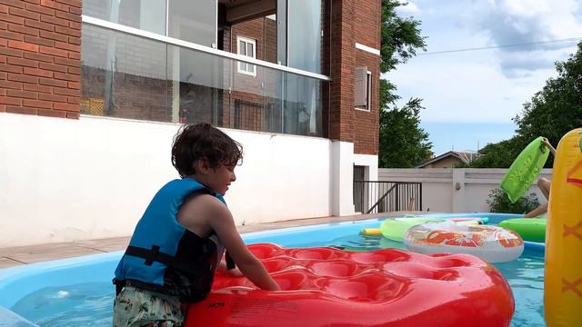 ISABELLE SALTOU NA PISCINA 💦🐬 - Modelo Julinha e Isabelle 💕 смотреть онлайн