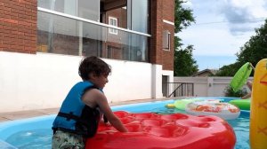 ISABELLE SALTOU NA PISCINA 💦🐬 - Modelo Julinha e Isabelle 💕