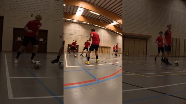 Футбольное упражнение на улучшение навыков паса и комбинирование в тройках смотреть онлайн