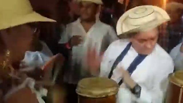 Nito Cortizo, tocando un tamborito смотреть онлайн
