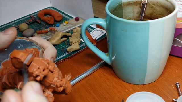 Лепим оружие и плечи роботу. Вырезаем и правим. Как слепить меха из TechWars 2. Робот Император. 8 смотреть онлайн