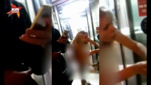 Голая женщина пыталась прилюдно раздеть дочь в торговом центре в МосквеФ