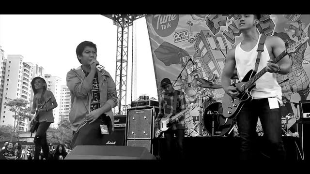 Sekumpulan Orang Gila // Misteri Bertari feat. Ajim JuxtaposeD (Live at Rock The World 2015) смотреть онлайн