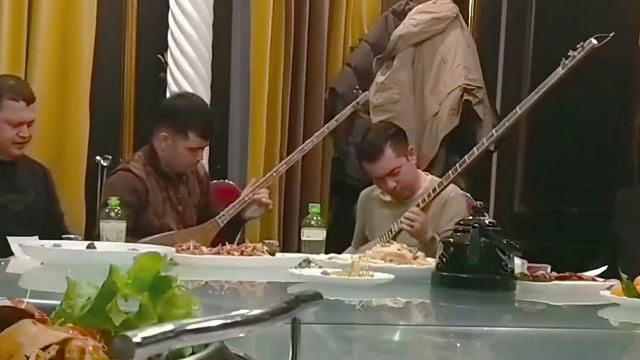 Junun-Janan qiz- Altun birla rena| Uyghur folk song| Turmemet; Abduwali Sattar; Dilmurat; Erfan смотреть онлайн