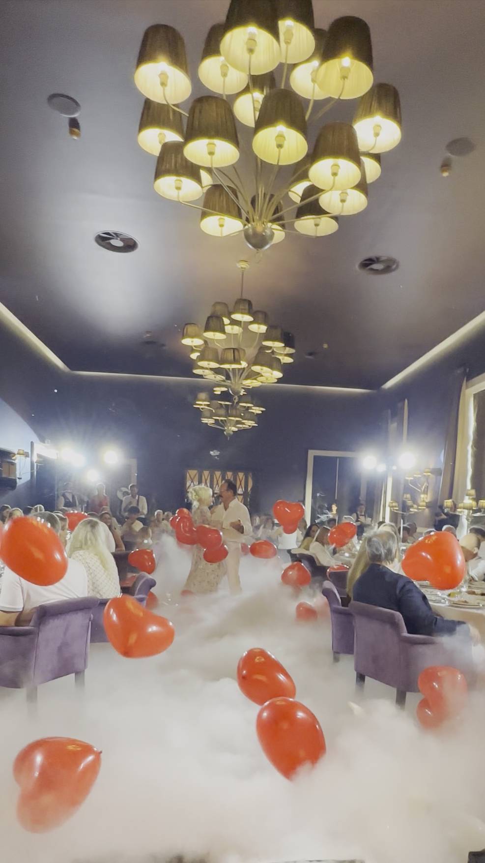 Супер романтика! Тяжелый дым, взрывающиеся шары и мыльные пузыри с дымом на свадьбе