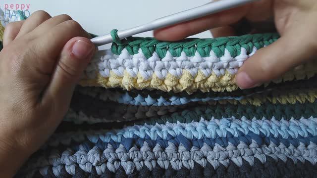 Коврик крючком из ненужных вещей (трикотажная лента своими руками) смотреть онлайн