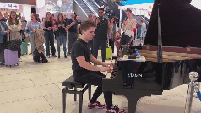 SIA - UNSTOPPABLE [PUBLIC PIANO PERFORMANCE] Peter Buka смотреть онлайн