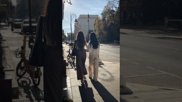 Люблю осень, когда еще солнечно, но можно носить легкий свитер 🤌🏻