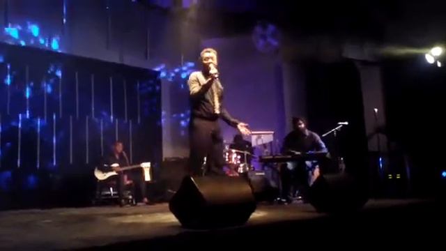 Pawol de Gilles Floro covered by Brutus Makenson dans Haïti cabaret night смотреть онлайн