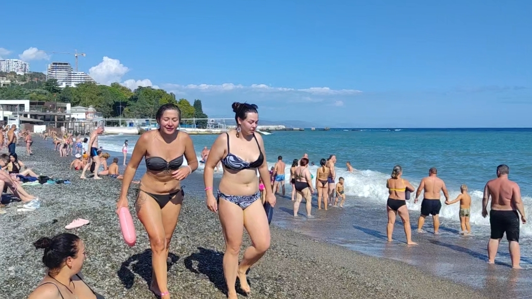 Бархатный сезон в Крыму. Центральный пляж Алушты. Конец сентября 2024 Соц опрос на улице смотреть онлайн