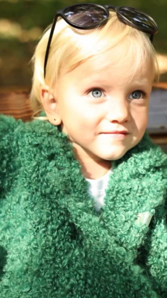 Изумрудный и все его глубокие оттенки.... смотреть онлайн