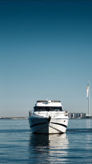 Яхта Sunseeker 62