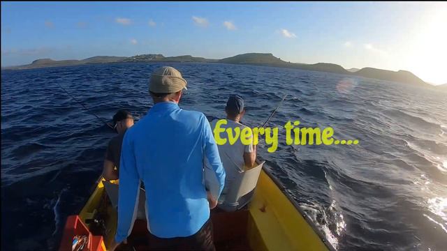 Catching a nice wahoo during a relaxed deep-sea fishing trip at Curacao with Deckie Dirk on Hey Swa смотреть онлайн