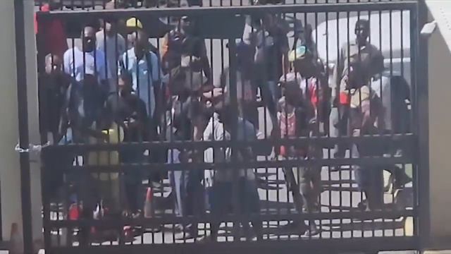 Protesters approach parliament, PM’s office in Papa New Guinea unrest | AFP смотреть онлайн