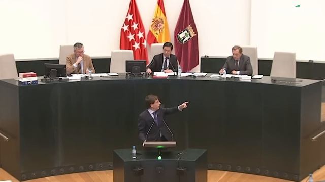 Zasca de Almeida al concejal de Más Madrid que tiene 6 viviendas tras llamarle sinvergüenza смотреть онлайн