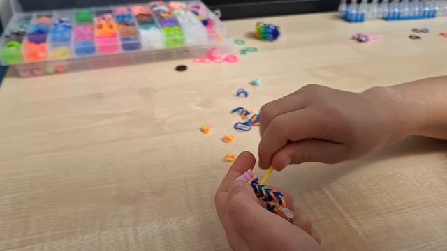 Как сплести простой браслет из резинок с украшением смотреть онлайн