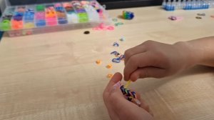 Как сплести простой браслет из резинок с украшением