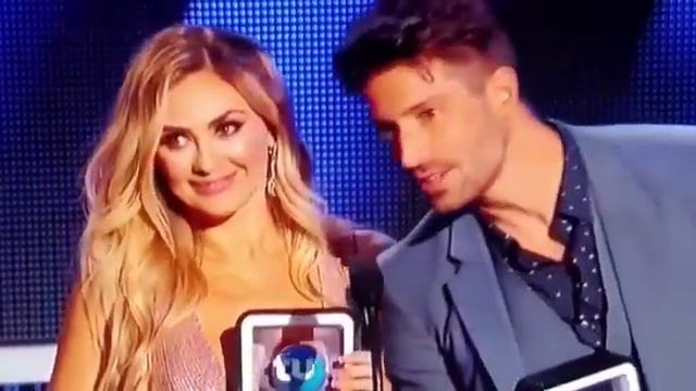 Aracely Arámbula & David Chocarro resiven premio como Pareja Perfecta en Premios Tu Mundo смотреть онлайн