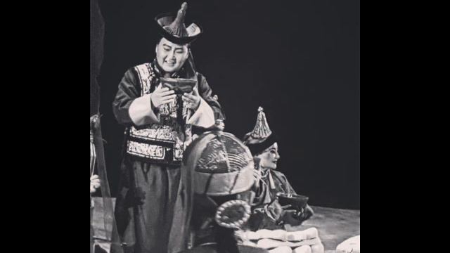 Б. Дамдинсүрэн ''Учиртай гурван толгой'' дуурийн Найрын дууч ДБЭТ-ын гоцлол дуучин Ө.Цэрэнчунт смотреть онлайн