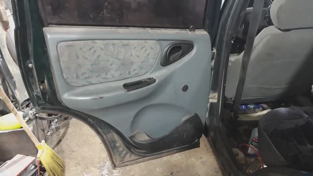 Как снять карту задней боковой двери в Ниве Шевроле 2004г смотреть онлайн