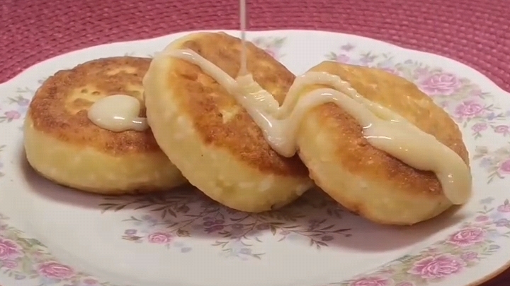 ВКУСНЫЕ ДОМАШНИЕ СЫРНИКИ НА СКОРУЮ РУКУ смотреть онлайн