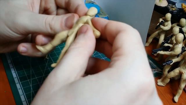 Быстрая лепка человека из пластилина для будущей фигурки из полимерной глины. Лепим форму человека. смотреть онлайн