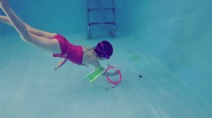 Дочка классно плавает в бассейне!