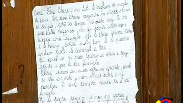 Elisa Claps c’è chi si reca sul sagrato della chiesa a sistemare fiori e a chiedere giustizia смотреть онлайн