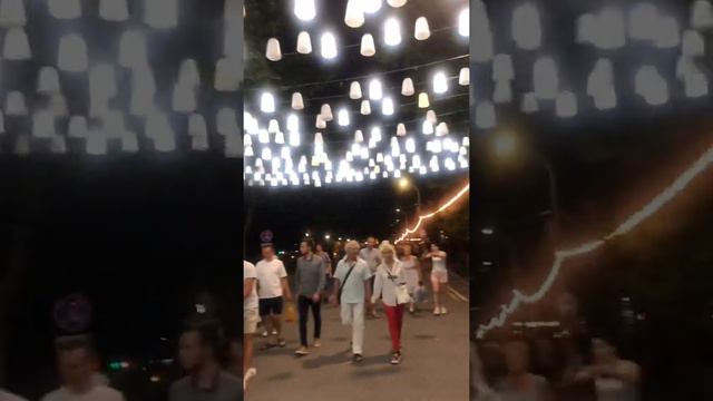 Аллея из Люстр в Анапе