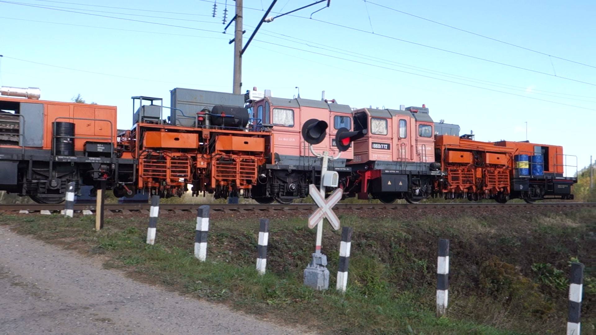 Сплотка двух путевых машин ПМГ следует по перегону Окская - пост 325-й километр смотреть онлайн