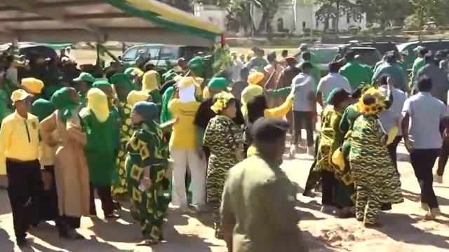 MWINYI ATIKISA ZANZIBAR, MKUTANO WA KAMPENI VIWANJA VYA MNAZI MMOJA. смотреть онлайн