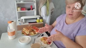 посидим за компанию , попьём кофейку