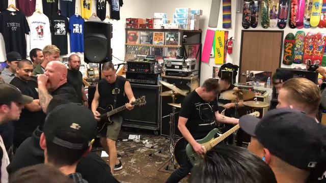 Strife - Am I The Only One - Live at Programme Skate & Sound In Fullerton, CA on December 7, 2017 смотреть онлайн