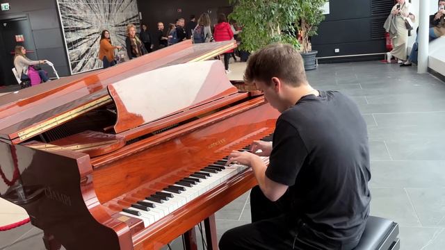 Interstellar played at the Airport Peter Buka смотреть онлайн