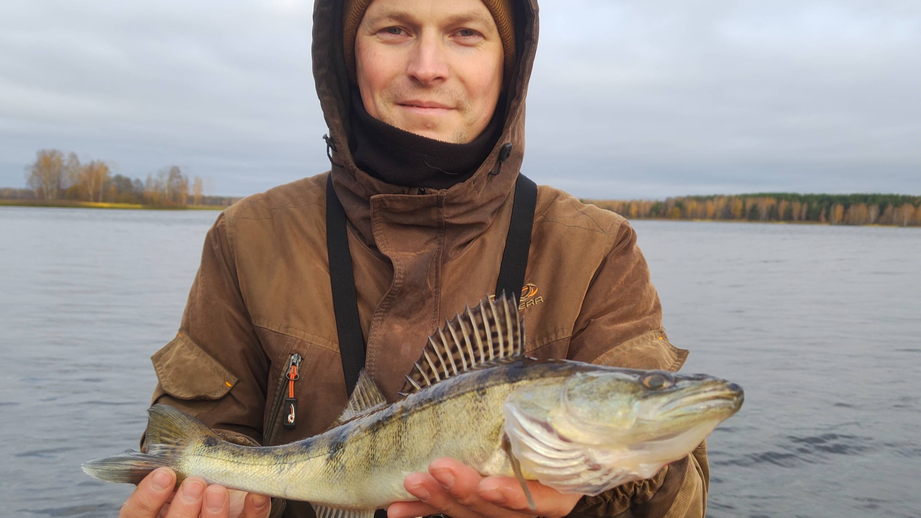 Рыбалка осенью на спиннинг.Жор щуки осенью.Судак на воблер.Много поклёвок щуки.#рыбалка смотреть онлайн