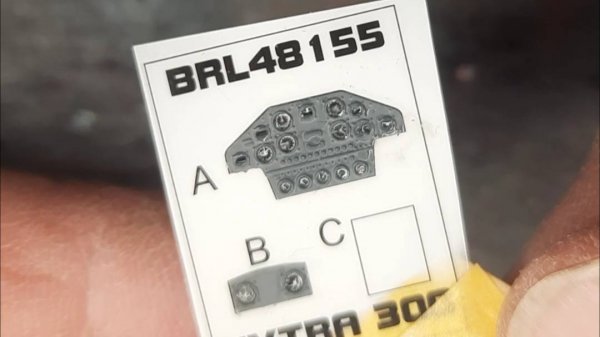 Делаю приборную панель модели самолета Extra EA300L в масштабе 1/48