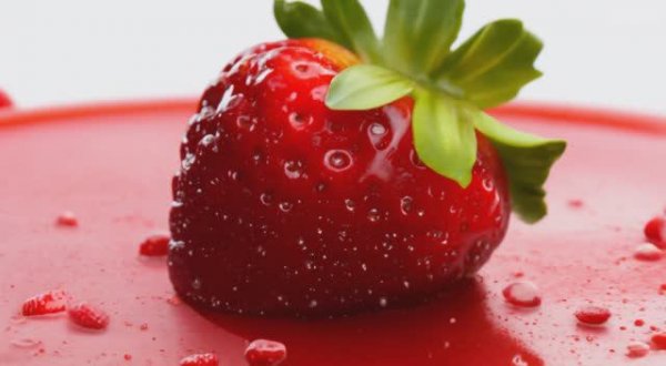 A strawberry berry flies into the screen and splashes on the screen with drops of juice-bcdb18 (2)