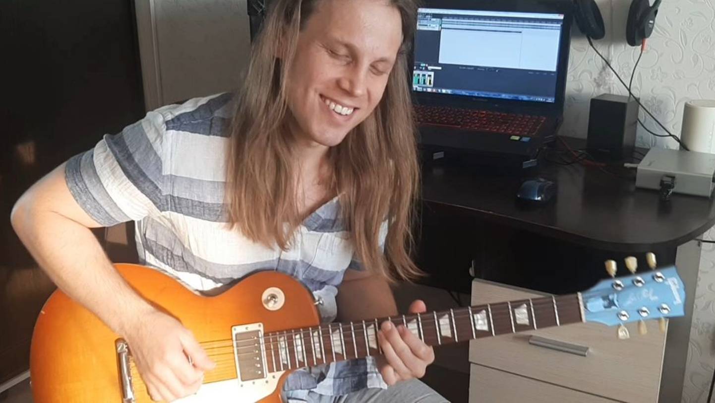 Вы не сможете не улыбнуться от этой мелодии :) "Every Breath You Take" на электрогитаре!