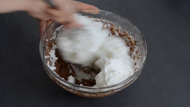 Čokoladni kolač jednostavan je za pripremu i brzo gotov! смотреть онлайн