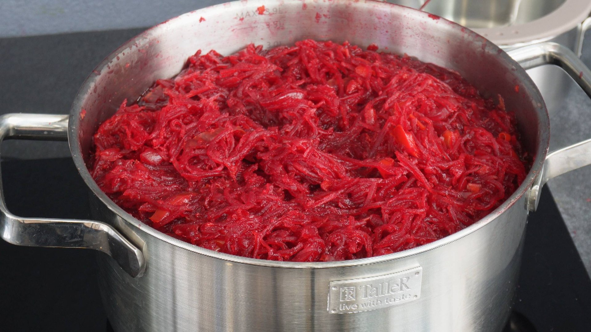 Салат из СВЕКЛЫ «Пальчики оближешь» на зиму (моя мама делает его каждый год уже лет 10 точно) смотреть онлайн