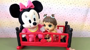 Мультики для малышей. Развивающие игрушки. Минни Маус - спальня, коляска, кроватка