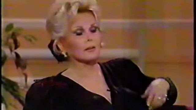 Zsa Zsa Gabor dismisses a Troll смотреть онлайн