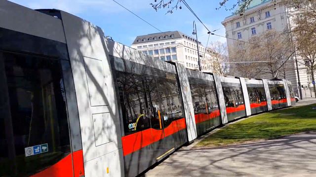 ULF Straßenbahn Linie 2 nach Dornbach beim Julius Raab Platz in Wien um kurz vor 14:40 am 12.04.202 смотреть онлайн