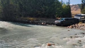 Проезжаем с домом на колесах через реку. Легко!