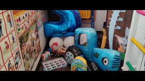 Димуле 2 года. Торт синий трактор. Сюрпризы с синим трактором и игрушки