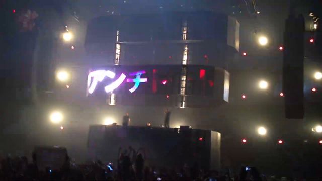 Swedish House Mafia - Antidote (Live at Barclays 3-3-13) смотреть онлайн