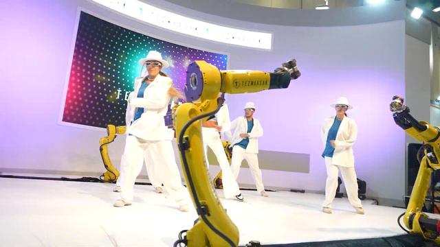 The Amazing Technology and Robot Dance of Çağla Şıkel and the Dans Fabrika смотреть онлайн