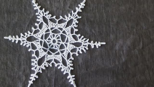 Как связать СТИЛЬНУЮ СНЕЖИНКУ крючком Часть I смотреть онлайн