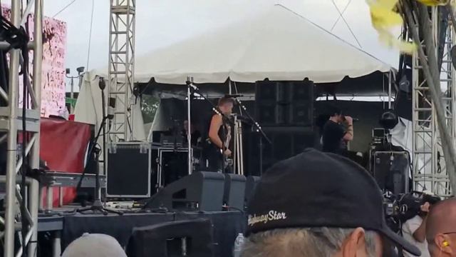 THREE DAYS GRACE -PAINKILLER -LIVE @ EARTHDAY BIRTHDAY 25 IN ORLANDO 4/21/18 смотреть онлайн